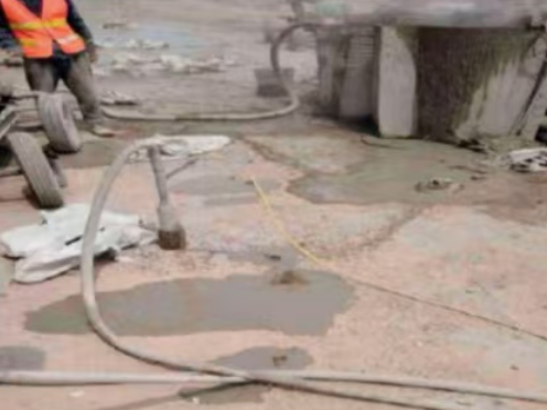 沿河水泥混凝土路面板底注浆技术 路面脱空注浆整治方案