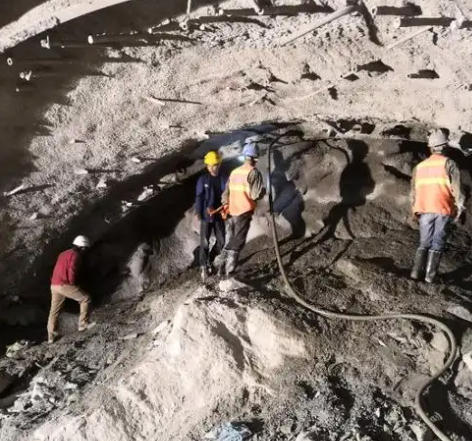 沿河隧道拱顶带模注浆料，微膨胀注浆料的特点及施工工艺